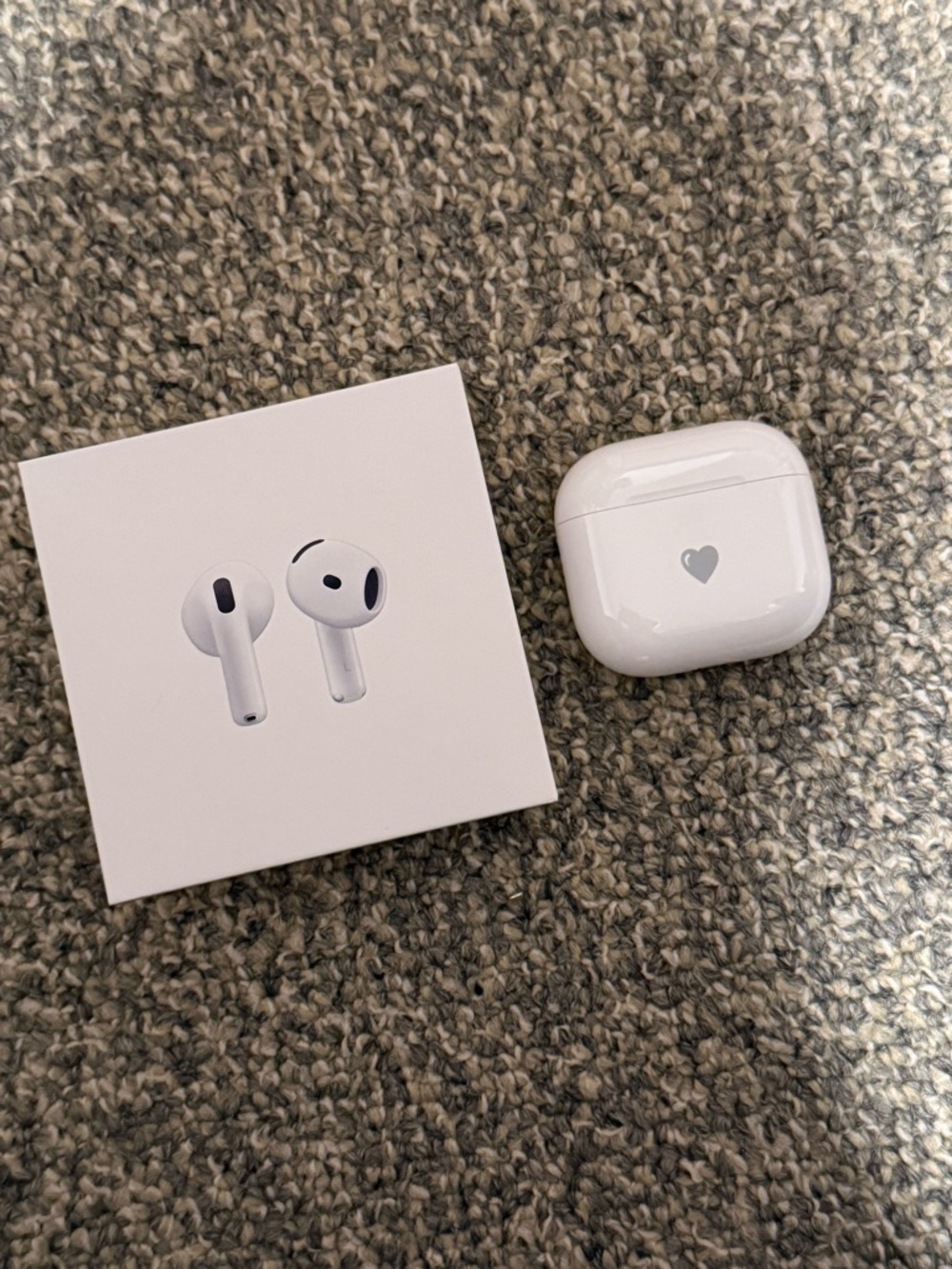 Apple AirPods 4 with case